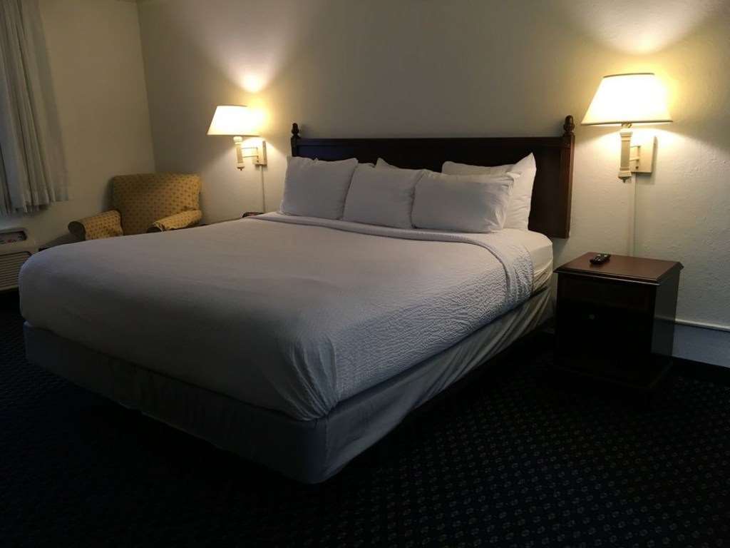 Delta Hotels By Marriott Indianapolis East Room photo